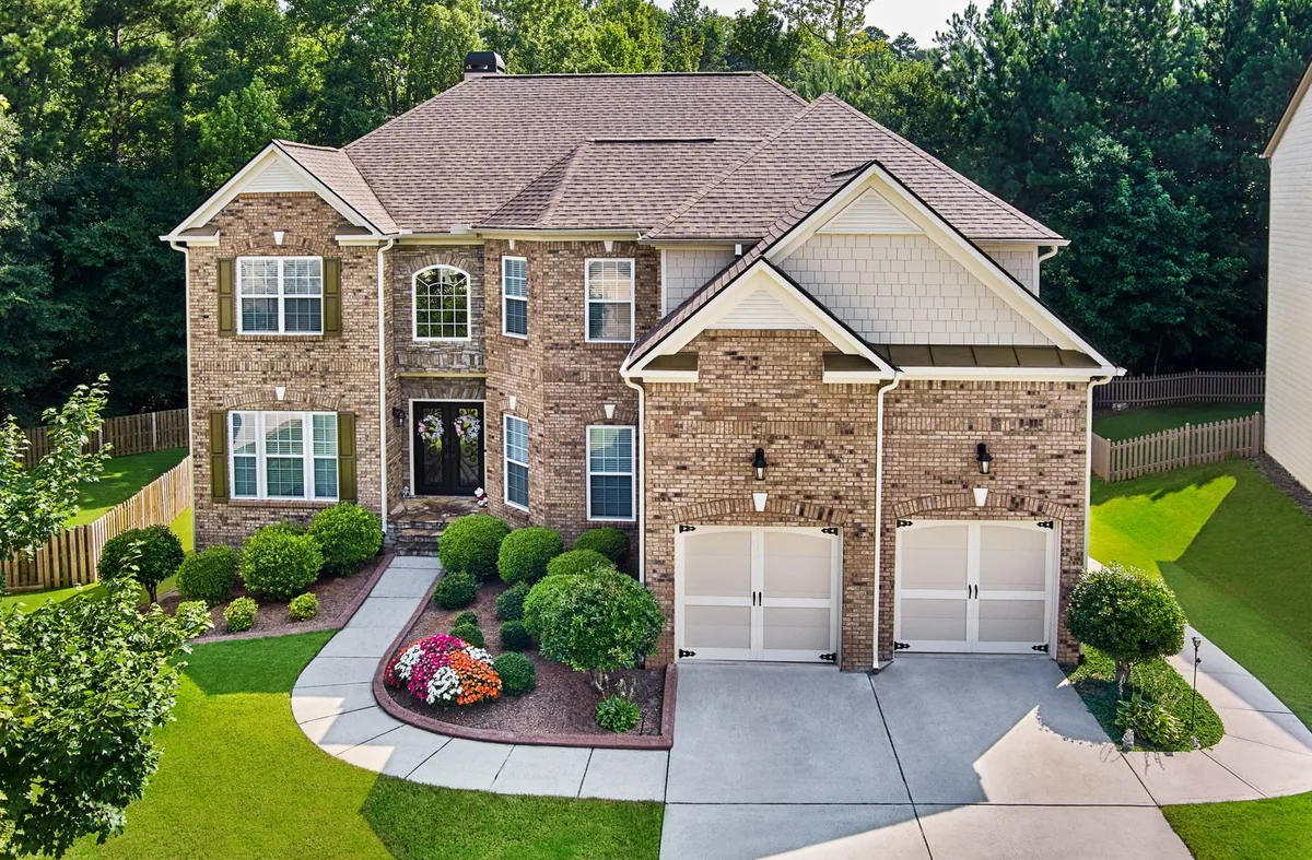 Atlas Pinnacle Pristine Copper Canyon shingles on a house